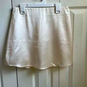 Super cute never worn satin skirt! Cute to wear in any season!